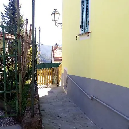 Villino Di Lara 카사르자리구레